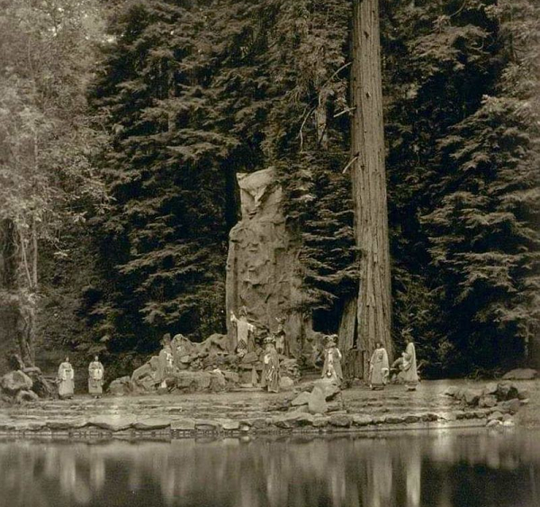 Do đặc điểm đặc biệt của các khách mời và các hoạt động diễn ra trong buổi cắm trại này, tất cả mọi thông tin về nó đều được bảo mật vô cùng gay gắt. Dù đã có nhiều nhà báo cố gắng đột nhập vào khu này và phơi bày sự thật qua lời kể của họ nhưng hoạt động của Bohemia Grove vẫn là một bí ẩn.