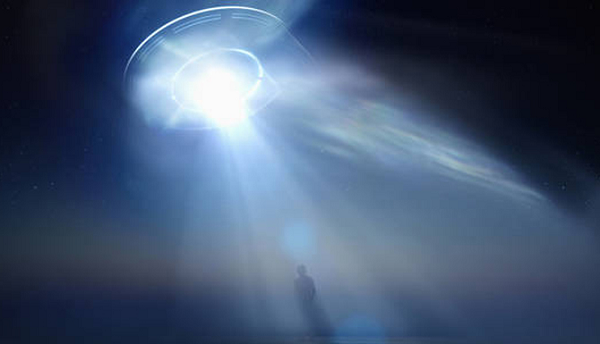 Các chuyên gia cho rằng, những sinh vật ngoài Trái đất có thể thu hút sự chú ý bằng các các dấu hiệu kỳ vĩ. Chẳng hạn như các nhà khoa học đang rất quan tâm đến ngôi sao KIC 8462852, đối tượng trong vài năm gần đây đã mờ đi một cách khó hiểu rồi lại trở nên sáng hơn.