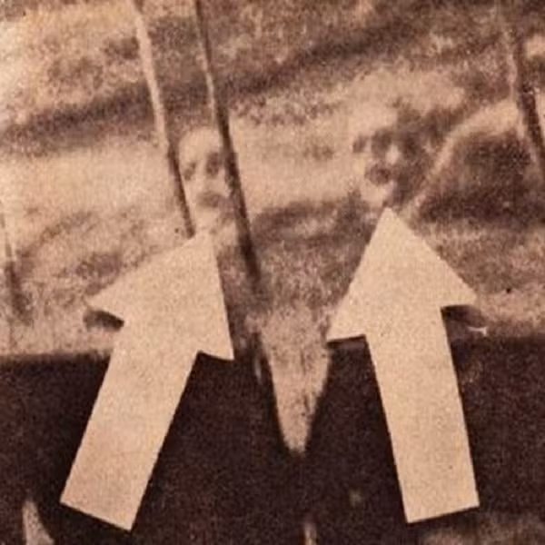 Tháng 12/1924, James Courtney và Michael Meehan, hai thủy thủ trên tàu S.S. Watertown thiệt mạng trong một vụ rò rỉ gas. Các thủy thủ đoàn đã thủy táng họ, nhưng điều kỳ lạ là khuôn mặt họ vẫn xuất hiện trên mặt nước nhiều ngày sau đó và thuyền trưởng của con tàu đã yêu cầu chụp lại hình ảnh này.