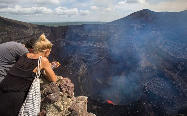 Nếu như bị rơi vào núi lửa, mật độ tương đối của dung nham sẽ khiến chúng ta không bị nuốt chửng như khi ném hòn sỏi vào nước mà sẽ nổi lên bề mặt dung nham đó và từ từ bốc cháy. Nỗi đau đớn sẽ kinh khủng không kể xiết nếu một ai đó bị rơi vào dòng dung nham.