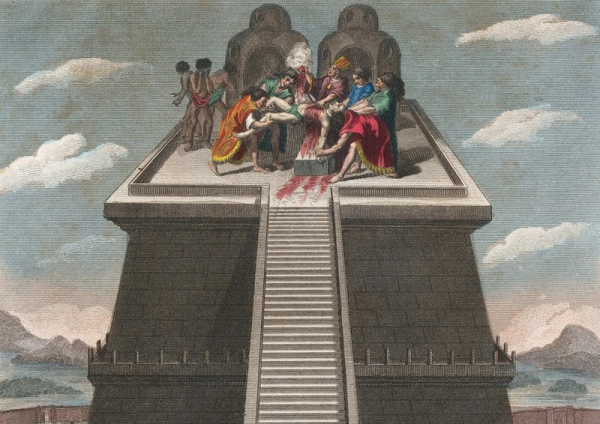 Hình thức chết vì bị hiến tế cũng là một nỗi ám ảnh không kém. Có những lễ tế đơn giản, nhanh gọn nhưng cũng có những trường hợp bị tra tấn dã man như cắt một phần cơ thể, hỏa thiêu, treo lên đàn tế trước mặt đám đông… Nhìn chung là tất cả chỉ để phục vụ sự thoải mãn tâm linh.