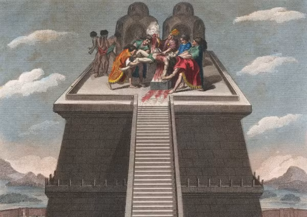 Hình thức chết vì bị hiến tế cũng là một nỗi ám ảnh không kém. Có những lễ tế đơn giản, nhanh gọn nhưng cũng có những trường hợp bị tra tấn dã man như cắt một phần cơ thể, hỏa thiêu, treo lên đàn tế trước mặt đám đông… Nhìn chung là tất cả chỉ để phục vụ sự thoải mãn tâm linh.