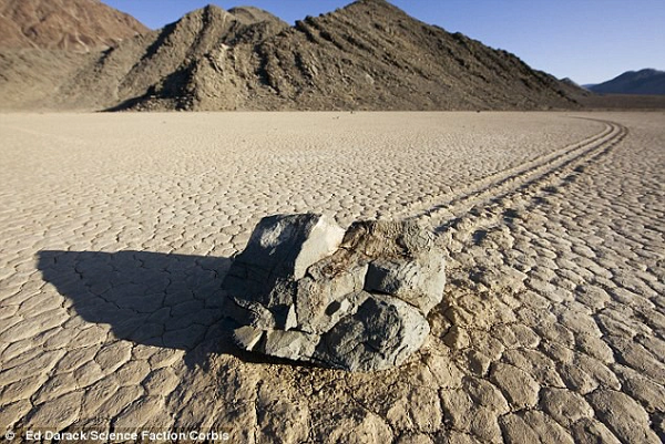 Thung lũng Chết (Death Valley) là một thung lũng dài và hẹp thuộc khu vực phía Đông sa mạc Mojave, California. Đây là cũng là vùng đất có địa hình thấp nhất, khí hậu khô và nóng nhất tại Bắc Mỹ. Nổi bật tại nơi đây là một chiếc hồ khô, diện tích lớn với những hòn đá (có thể lên tới 320kg)có khả năng tự di chuyển và để lại phía sau nó những vệt dài trên nền đất nứt nẻ.