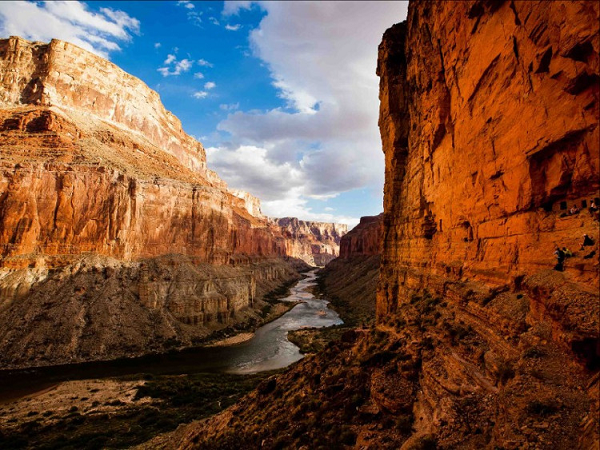 Sự tranh cãi về Grand Canyon còn xoay quanh thời gian mà nó hình thành. Một số người cho rằng Grand Canyon xuất hiện cách đây khoảng 6 triệu năm trong khi nhiều người khác tin con số đó là 70 triệu năm.