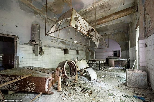 Thậm chí ngay cả những ngư dân đánh cá chuyên nghiệp cũng không dám cả gan tới gần vùng nước xung quanh hòn đảo với nỗi sợ xương người sẽ mắc vào lưới câu.