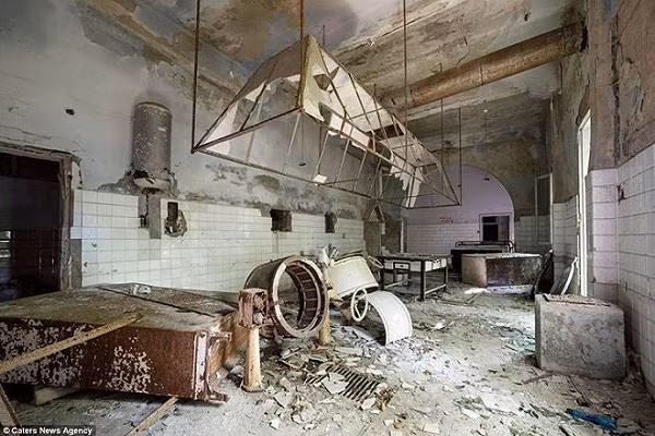 Thậm chí ngay cả những ngư dân đánh cá chuyên nghiệp cũng không dám cả gan tới gần vùng nước xung quanh hòn đảo với nỗi sợ xương người sẽ mắc vào lưới câu.