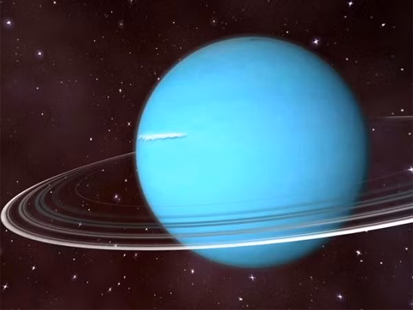 Hầu hết hành tinh đều xoay ngược chiều kim đồng hồ (nếu nhìn từ phía cực Bắc của Trái Đất), ngoại trừ Kim tinh quay theo chiều kim đồng hồ. Thậm chí một cực của nó sẽ nằm trong bóng tối suốt 42 năm và cực còn lại thì sẽ được Mặt Trời chiếu sáng ròng rã 42 năm.