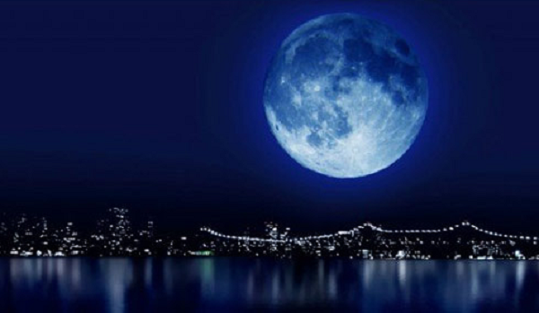  Hiện tượng Trăng xanh không liên quan đến việc Mặt trăng chuyển sang màu xanh lam một cách kỳ diệu. Thay vào đó, cái tên này là để chỉ mặt trăng tròn thứ 3 trong một mùa có 4 lần trăng tròn.