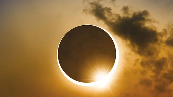 Nhật thực toàn phần xảy ra khi Mặt trăng nằm giữa Trái đất và Mặt trời và che phủ được toàn bộ Mặt trời khi quan sát từ Trái đất. Cùng với đó, vầng hào quang của thái dương vẫn tỏa ra, tạo thành một cảnh tượng rất đẹp.