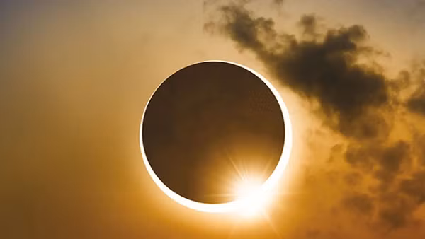 Nhật thực toàn phần xảy ra khi Mặt trăng nằm giữa Trái đất và Mặt trời và che phủ được toàn bộ Mặt trời khi quan sát từ Trái đất. Cùng với đó, vầng hào quang của thái dương vẫn tỏa ra, tạo thành một cảnh tượng rất đẹp.