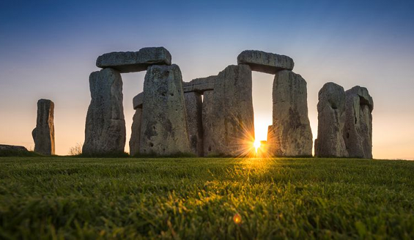 Stonehenge, Anh Quốc khiến các nhà khoa học vô cùng đau đầu vì không thể lí giải làm thế nào người cổ đại có thể vận chuyển hàng khối đá vô cùng nặng từ một nơi xa hàng trăm km? Khu vực quanh Stonehenge không hề có nơi nào để khai thác đá, nghĩa là người ta đã phải vận chuyển những tảng đá này từ rất xa.