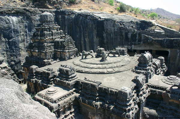Ngôi đền Kailasa tại Ellora Caves là một trong những công trình bí ẩn và lớn nhất hành tinh, được tạc hoàn toàn bằng đá nguyên khối. Các nhà khảo cổ học hiện đại chưa thể đưa ra những lời giải thích tại sao có công trình kiến trúc độc đáo như vậy.