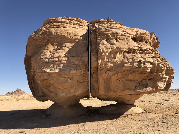 Sự hình thành của tảng đá Al Naslaa đánh đố cả những du khách dày dạn kinh nghiệm. Tảng đá khổng lồ này vừa hầu như không có điểm tiếp xúc với mặt đất vừa có một vết nứt thẳng tắp giữa thân, như được tạo ra bởi tia laser. Và không ai biết điều gì đã thực sự xảy ra.