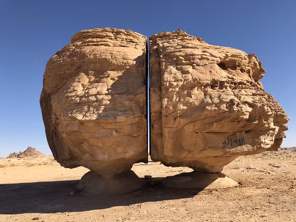 Sự hình thành của tảng đá Al Naslaa đánh đố cả những du khách dày dạn kinh nghiệm. Tảng đá khổng lồ này vừa hầu như không có điểm tiếp xúc với mặt đất vừa có một vết nứt thẳng tắp giữa thân, như được tạo ra bởi tia laser. Và không ai biết điều gì đã thực sự xảy ra.