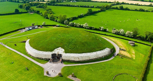 Công trình cổ đại Newgrange ở Ireland có những sự kiện thiên văn diễn ra hoàn toàn trùng khớp nếu quan sát từ bên trong. Tia sáng của các vì sao sẽ lấp đầy những căn phòng. Truyền thuyết dân gian Ailen kể rằng nơi đây là chỗ ở của những chú lùn và tiên nữ.