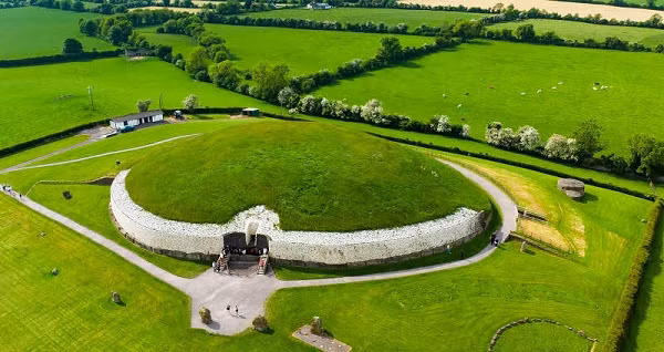 Công trình cổ đại Newgrange ở Ireland có những sự kiện thiên văn diễn ra hoàn toàn trùng khớp nếu quan sát từ bên trong. Tia sáng của các vì sao sẽ lấp đầy những căn phòng. Truyền thuyết dân gian Ailen kể rằng nơi đây là chỗ ở của những chú lùn và tiên nữ.