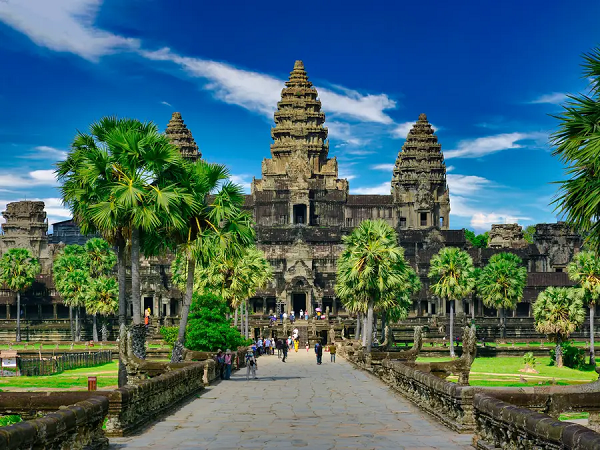 Đền Angkor Wat, Cambodia có những bức tường rất dày đặc, không thể tìm thấy những kẽ hở. Những viên đá rất phẳng, chúng được xây dựng và tính toán nhằm đảm bảo chịu được tổng khối lượng của công trình. Lối thoát nước cũng được xây dựng rất khoa học, khi mùa mưa đến, nước sẽ ngập những nơi được vẽ ra và biến khu này thành một hòn đảo giữa biển nước bao la.