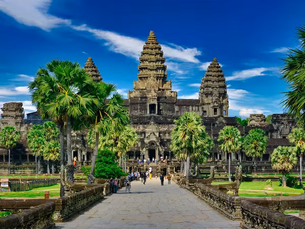 Đền Angkor Wat, Cambodia có những bức tường rất dày đặc, không thể tìm thấy những kẽ hở. Những viên đá rất phẳng, chúng được xây dựng và tính toán nhằm đảm bảo chịu được tổng khối lượng của công trình. Lối thoát nước cũng được xây dựng rất khoa học, khi mùa mưa đến, nước sẽ ngập những nơi được vẽ ra và biến khu này thành một hòn đảo giữa biển nước bao la.