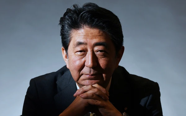 Trong thời gian cựu Thủ tướng Abe nắm quyền, chỉ số Nikkei đã tăng đáng kể. Đất nước Nhật Bản cũng chống chọi hiệu quả với những biến cố lớn suốt hai thập kỷ, trong đó có thảm họa động đất và sóng thần hồi năm 2011 hay cuộc “khủng hoảng kép” kinh tế và y tế từ đầu năm 2020 do COVID-19 gây ra…