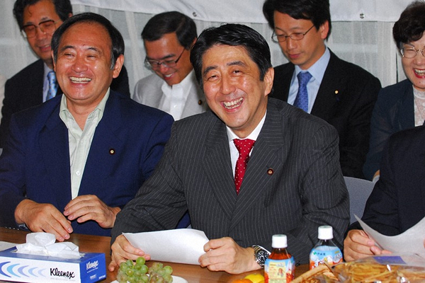 Năm 1999, ông Abe là Giám đốc phụ trách các vấn đề xã hội của LDP và đến năm 2000, giữ chức Phó Chánh Văn phòng Nội các trong Chính phủ của Thủ tướng Mori. Năm 2001 – 2005, ông Abe tiếp tục giữ chức Phó Chánh Văn phòng Nội các trong Chính phủ của Thủ tướng Koizumi.