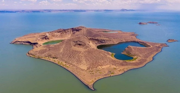 Và họ cũng chỉ lưu trú lại hòn đảo kỳ lạ vài tháng rồi chuyển đến nơi khác định cư khiến nơi đây trở thành một hòn đảo hoang ít người biết tới. Ở Barsa-Kelmes, người ta chỉ thấy một vùng đất kỳ lạ được bao phủ bởi màn sương mù dày đặc, nơi được cho là xảy ra những điều kỳ lạ, không thể giải thích nổi.