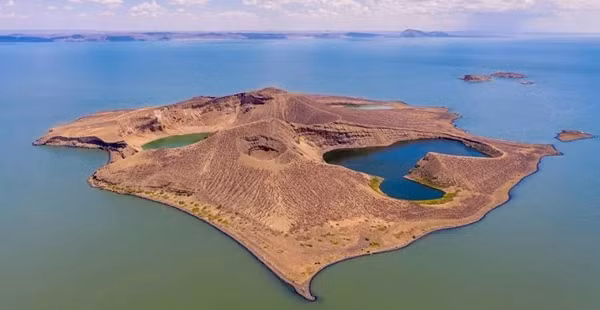 Và họ cũng chỉ lưu trú lại hòn đảo kỳ lạ vài tháng rồi chuyển đến nơi khác định cư khiến nơi đây trở thành một hòn đảo hoang ít người biết tới. Ở Barsa-Kelmes, người ta chỉ thấy một vùng đất kỳ lạ được bao phủ bởi màn sương mù dày đặc, nơi được cho là xảy ra những điều kỳ lạ, không thể giải thích nổi.