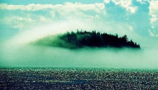 Dân địa phương cho rằng, họ đã nhìn thấy những sinh vật giống như những con chim khổng lồ bay lượn quanh đảo, hay thấy những con rắn biển lớn bơi trong vùng nước quanh đảo, đôi khi lại thấy những "thủy quái" khổng lồ có cổ dài lấp ló trong màn sương dày đặc.