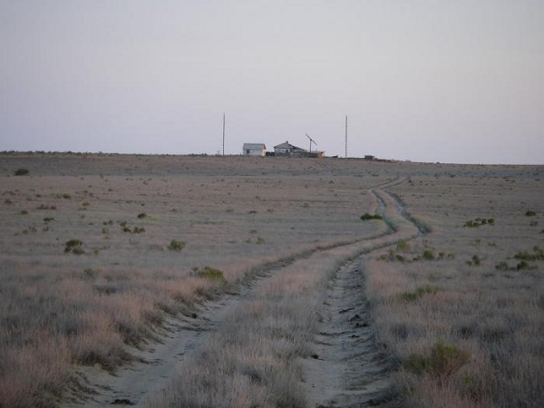 Khi tiếp cận hòn đảo, đồng hồ đột nhiên ngừng hoạt động, la bàn bị vô hiệu hóa, kim la bàn xoay vòng không thể định hướng. Kinh ngạc hơn nữa, người ta còn cảm thấy thời gian có lúc trôi rất chậm, có lúc lại trôi rất nhanh.