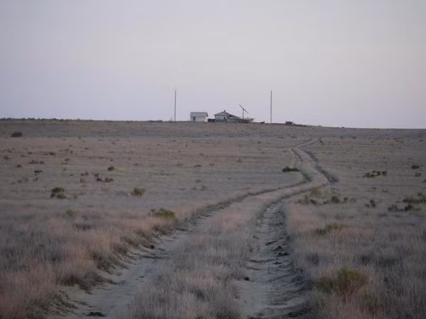 Khi tiếp cận hòn đảo, đồng hồ đột nhiên ngừng hoạt động, la bàn bị vô hiệu hóa, kim la bàn xoay vòng không thể định hướng. Kinh ngạc hơn nữa, người ta còn cảm thấy thời gian có lúc trôi rất chậm, có lúc lại trôi rất nhanh.