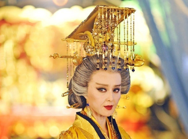 Nhưng sau đó, năm 660, Đường Cao Tông trúng gió đột quỵ, mọi việc triều chính đều do Võ Hậu làm chủ. Bà đã xử rất tệ với nhiều vị quan có vẻ không đồng tình việc bà cai trị triều chính và sẵn sàng giết họ. Và Năm 583, vua băng hà, lúc này, bà càng nắm quyền hành.