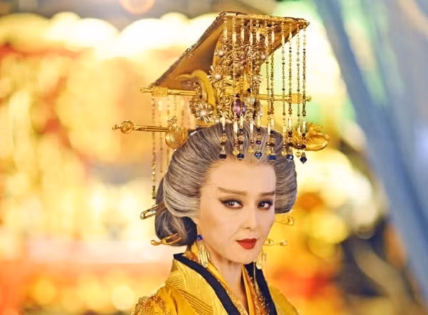 Nhưng sau đó, năm 660, Đường Cao Tông trúng gió đột quỵ, mọi việc triều chính đều do Võ Hậu làm chủ. Bà đã xử rất tệ với nhiều vị quan có vẻ không đồng tình việc bà cai trị triều chính và sẵn sàng giết họ. Và Năm 583, vua băng hà, lúc này, bà càng nắm quyền hành.