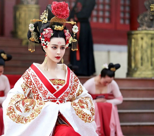 Những tưởng bà sẽ có tình cảm với vị vua này, nhưng thời gian ở cung, bà đã gặp thái tử Lý Trị và có tình cảm lén lút với vị thái tử này trong suốt thời gian ấy. Sau này, khi vua Đường phát hiện, ông đã uất ức vô cùng nhưng lúc đó cũng chẳng thể làm gì được. Khi Đường Thái Tông băng hà, theo luật lệ thời bấy giờ, bà phải rời cung để vào chùa Cảm Nghiệp xuống tóc quy y cửa Phật.