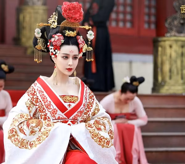 Những tưởng bà sẽ có tình cảm với vị vua này, nhưng thời gian ở cung, bà đã gặp thái tử Lý Trị và có tình cảm lén lút với vị thái tử này trong suốt thời gian ấy. Sau này, khi vua Đường phát hiện, ông đã uất ức vô cùng nhưng lúc đó cũng chẳng thể làm gì được. Khi Đường Thái Tông băng hà, theo luật lệ thời bấy giờ, bà phải rời cung để vào chùa Cảm Nghiệp xuống tóc quy y cửa Phật.