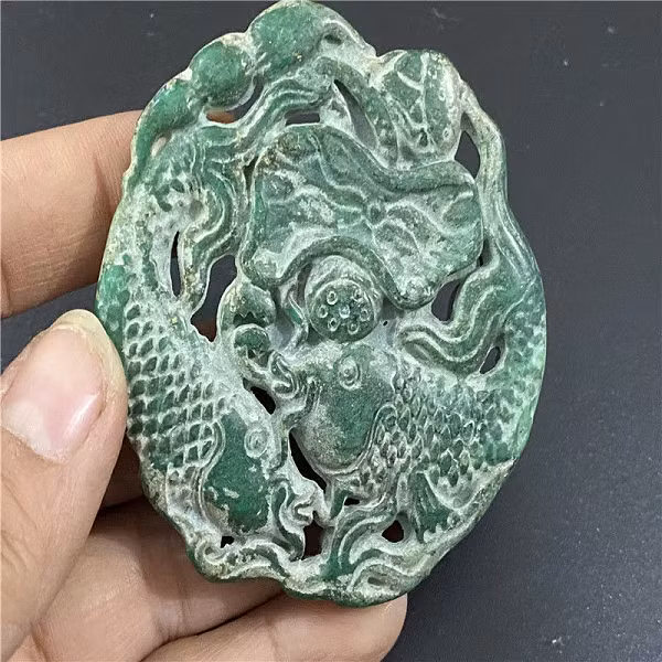 Cuối cùng ông cũng nhận ra đó là viên ngọc cự kỳ quý giá. Nhà vua hối hận thì mọi việc đã muộn. Biện Hòa trở thành người tàn phế, máu của ông loang đỏ cả sân triều. Từ đó viên ngọc quý này được mang tên là “ngọc bích Biện Hòa” – viên ngọc đẫm máu.