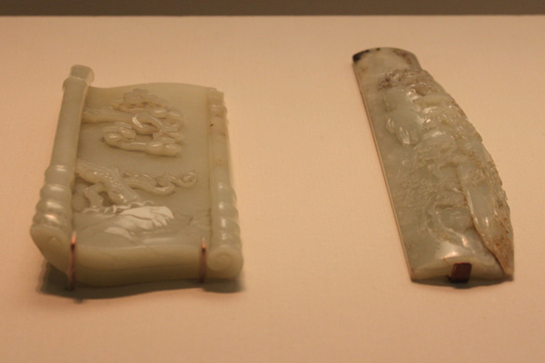 Những huyệt mộ có nhiều ngọc thạch chôn theo xác chết thì điều lạ lùng là các xác chết đó vẫn còn nguyên vẹn dù đã được chôn cất hơn 2.000 năm. Điển hình như trường hợp hoàng tử Liêu Thân và vợ là Tôn Vãn thuộc triều Hán đã được chôn ngót 2.000 năm. Khi khai quật, những người chứng kiến đã vô cùng kinh ngạc bởi hai xác chết vẫn còn nguyên vẹn chẳng khác gì các xác ướp trong hầm mộ của Ai Cập cổ đại.