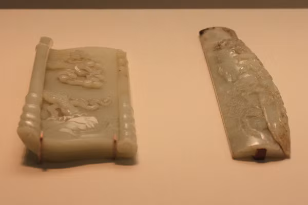 Những huyệt mộ có nhiều ngọc thạch chôn theo xác chết thì điều lạ lùng là các xác chết đó vẫn còn nguyên vẹn dù đã được chôn cất hơn 2.000 năm. Điển hình như trường hợp hoàng tử Liêu Thân và vợ là Tôn Vãn thuộc triều Hán đã được chôn ngót 2.000 năm. Khi khai quật, những người chứng kiến đã vô cùng kinh ngạc bởi hai xác chết vẫn còn nguyên vẹn chẳng khác gì các xác ướp trong hầm mộ của Ai Cập cổ đại.