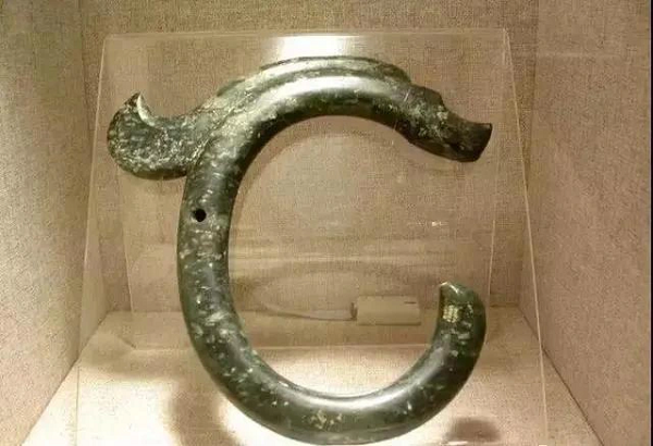 Khoảng 300 năm trước Công nguyên, ở nước Sở (Trung Quốc), vào triều Lệ Vương, có Biện Hòa là một thường dân, làm nghề buôn bán, may mắn có được một viên ngọc thô (ngọc chưa được trau chuốt), ông ta biết chắc đó là viên ngọc cực quý nên đã đem cống cho vua.