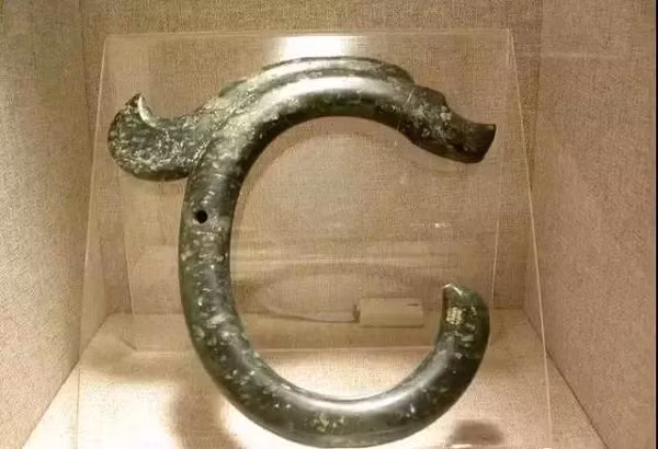 Khoảng 300 năm trước Công nguyên, ở nước Sở (Trung Quốc), vào triều Lệ Vương, có Biện Hòa là một thường dân, làm nghề buôn bán, may mắn có được một viên ngọc thô (ngọc chưa được trau chuốt), ông ta biết chắc đó là viên ngọc cực quý nên đã đem cống cho vua.