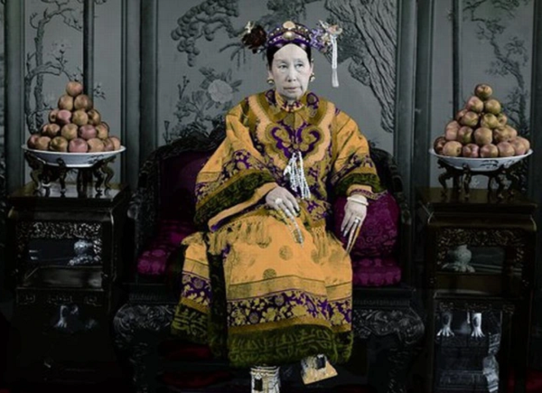 Tương truyền, Từ Hy Thái hậu giữ được sự tươi trẻ cho đến khi sắp qua đời là nhờ có khả năng kỳ diệu của ngọc thạch. Muốn cho làn da mãi mãi tươi nhuận, dù già mà vẫn không có nếp nhăn thì dùng ngọc trai nấu nhừ, tán nhuyễn, pha với sữa của phụ nữ có con so rồi thoa lên mặt, lên da ở bất cứ đâu mỗi buổi sáng tối như ngày nay phụ nữ thoa kem dưỡng da.