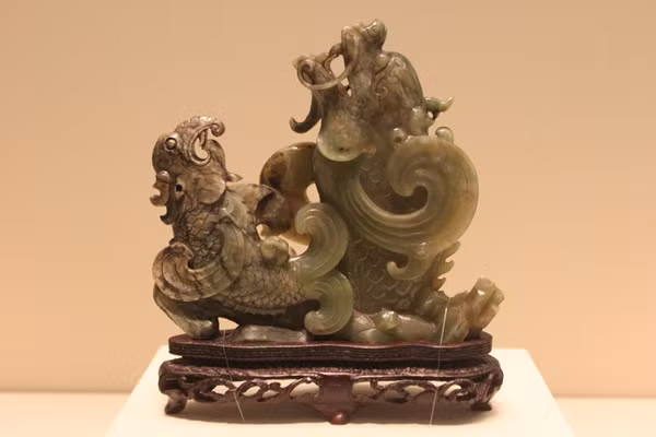 Sau một thời gian dài những viên ngọc được chôn dưới mồ, khi đào lên chúng sẽ có những biến đổi khác thường : bạch ngọc màu trong suốt chuyển sang màu trắng đục hơn và từ bên trong ửng lên những vân màu hồng giống như những sợi chỉ máu.