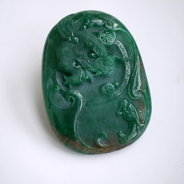 Nét đặc trưng ở loại ngọc này là 1 tính năng không thể nhầm lẫn với bất kỳ 1 loại ngọc nào khác. Dù ở bất kỳ ánh sáng nào, viên dạ minh châu đều có thể tỏa ra 1 ánh sáng trong và đặc biệt quyến rũ khi ở trong bóng tối.