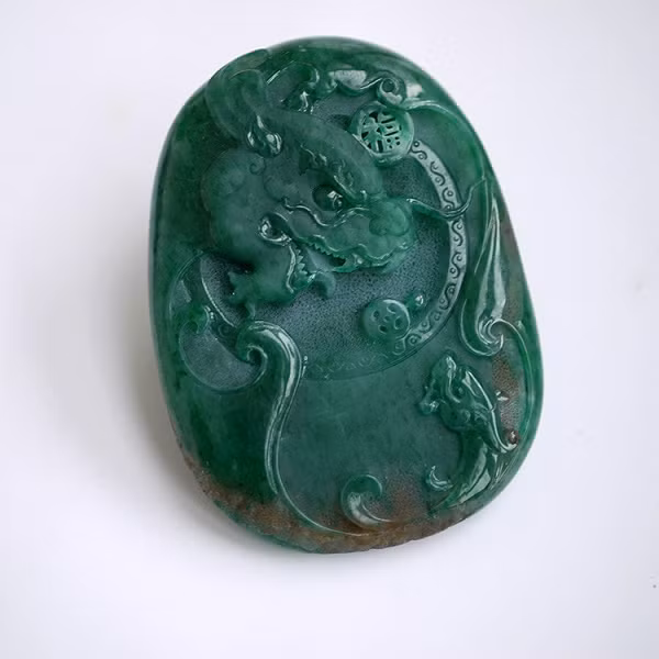 Nét đặc trưng ở loại ngọc này là 1 tính năng không thể nhầm lẫn với bất kỳ 1 loại ngọc nào khác. Dù ở bất kỳ ánh sáng nào, viên dạ minh châu đều có thể tỏa ra 1 ánh sáng trong và đặc biệt quyến rũ khi ở trong bóng tối.