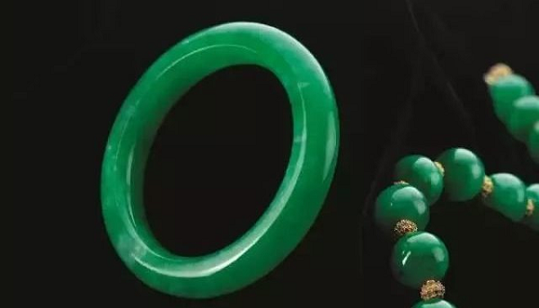 Giới săn cổ ngọc đặc biệt ưa chuộng một loại ngọc kỳ bí, gọi là “ngọc dưới mồ”. Đây là những viên ngọc được tìm thấy khi khai quật các ngôi mộ cổ. Người Trung Quốc cho rằng, những viên ngọc này là vô giá và linh thiêng bởi chúng đã thấm máu và tinh khí từ cơ thể người, hay nói đúng hơn là đã thấm hồn người chết.