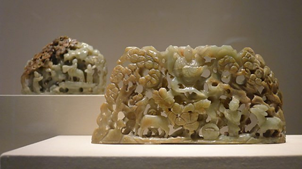 Người Trung Quốc cổ đại xem ngọc quý như một “vật thiêng”, vật trân trọng, quý giá bậc nhất. Chỉ những nhà quyền quý mới có được ngọc trong nhà và những bậc vua chúa mới được quyền sở hữu ngọc và dùng ngọc để làm biểu tượng quyền lực, địa vị tối cao.