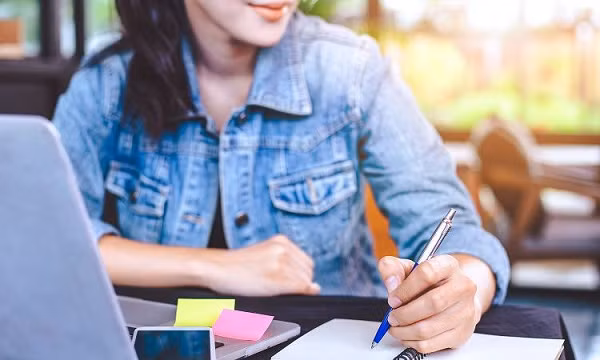 Các nhà khoa học cho rằng, thói quen thuận tay trái hình thành do sự biến đổi trong phát triển não của bào thai trong bụng mẹ. Một số nhà khoa học cho rằng, những người thuận tay trái thường thông minh và sáng tạo nhiều hơn những người thuận tay phải.