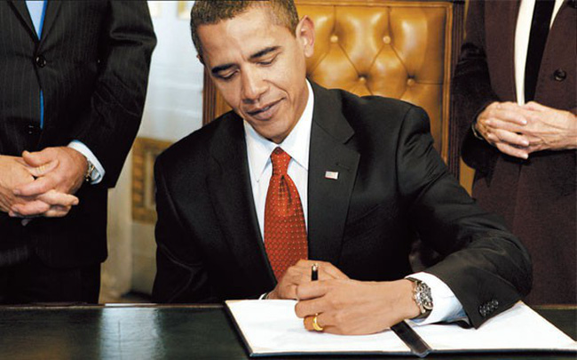 Kể từ năm 1976, ngày 13/8 hàng năm là ngày lễ quốc tế của những ai thuận tay trái trên thế giới. Ngày lễ này được lập ra để thu hút sự chú ý của xã hội đối với những vấn đề mà những người thuận tay trái hay phải đối mặt.