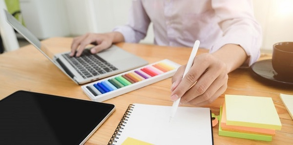 Những người thuận tay trái thường có "máu nghệ sỹ" và sáng tạo hơn so với những người thuận tay phải. Có lẽ vì sáng tạo hơn nên những người thuận tay trái thường rất thu hút các nhà tuyển dụng và nhận được lương cao hơn so với những người bình thường.