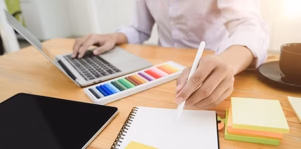 Những người thuận tay trái thường có "máu nghệ sỹ" và sáng tạo hơn so với những người thuận tay phải. Có lẽ vì sáng tạo hơn nên những người thuận tay trái thường rất thu hút các nhà tuyển dụng và nhận được lương cao hơn so với những người bình thường.