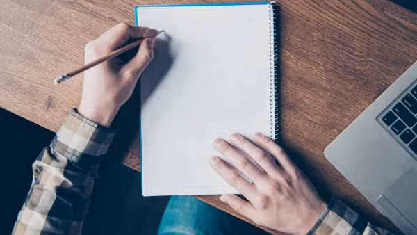 Nhiều nghiên cứu đã chỉ ra rằng, những người thuận tay trái thường có nỗi sợ lớn hơn những người thuận tay phải. Điều này cũng mở rộng ra nhiều kết luận về việc những người này dễ bị mắc hội chứng rối loạn căng thẳng sau các chấn thương tâm lý (PTSD).