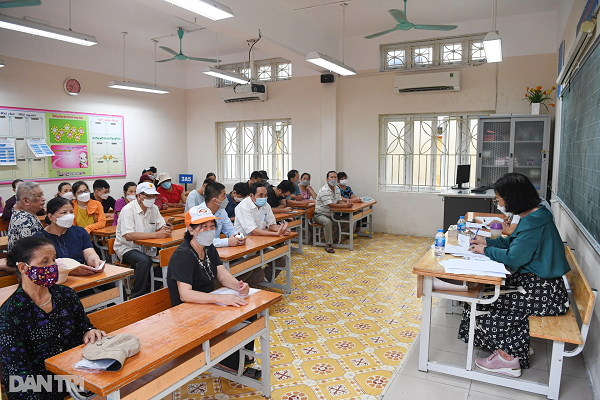 Nguoi dan Ha Noi tap nap di tiem vaccine khi Covid-19 “nong” tro lai-Hinh-9